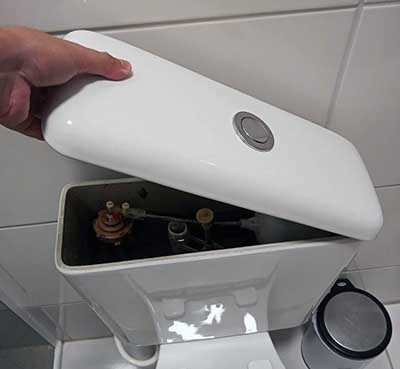 Perché il WC scarica da solo?